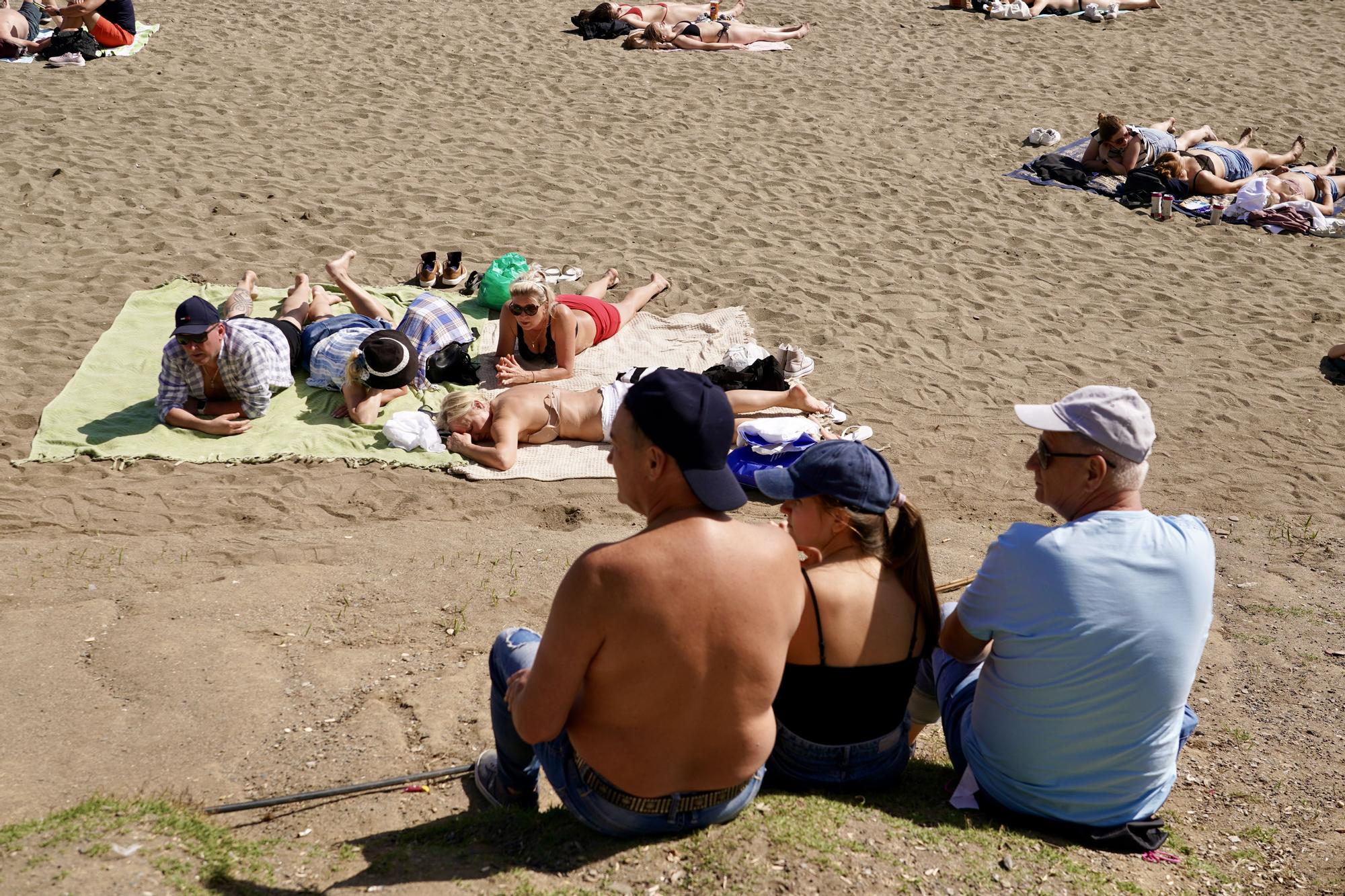 Malagueños y turistas toman el sol en la playa de la Malagueta, el 14 de marzo.