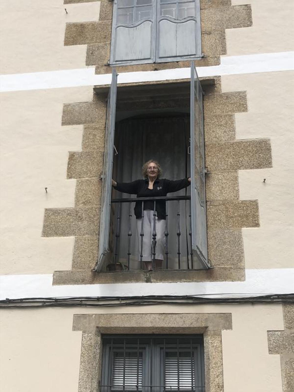 Iglesia de Os Remedios. A la derecha, tumba de Cunqueiro. Abajo,vista desde elcementerio. // a.a..