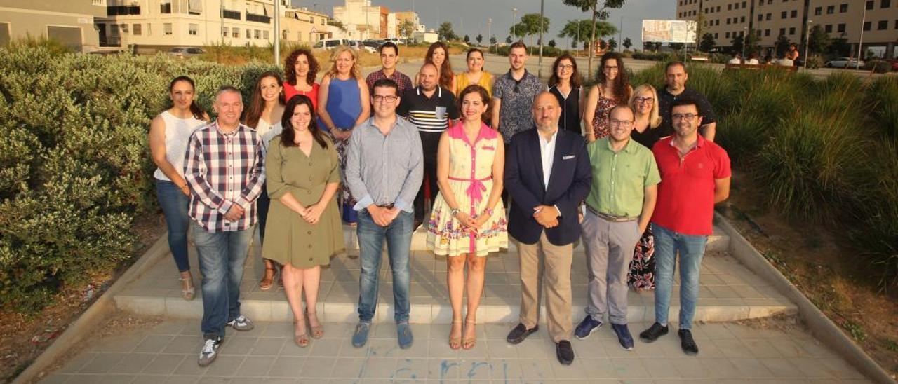 Martín-Zarco, junto a parte de su candidatura electoral, entre los que destacan Albaladejo y García.