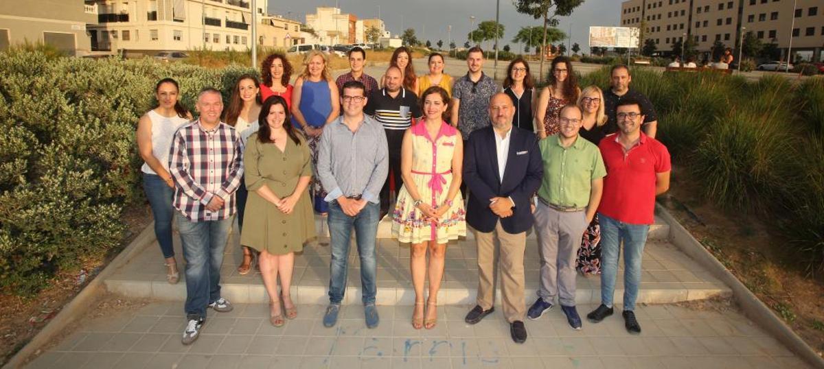 Martín-Zarco, junto a parte de su candidatura electoral, entre los que destacan Albaladejo y García.