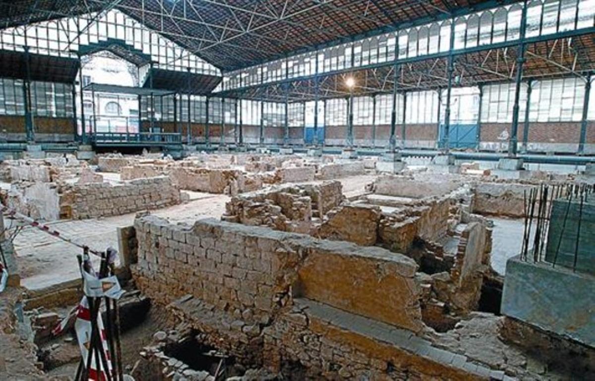 El mercat 8 La ciutat derruïda per Felip V, sota la protecció del recinte del Born. El mercat 8 La ciutat derruïda per Felip V, sota la protecció del recinte del Born.