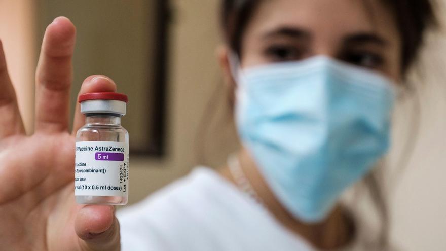 Una trabajadora sanitaria enseña un vial con la vacuna de Astrazeneca