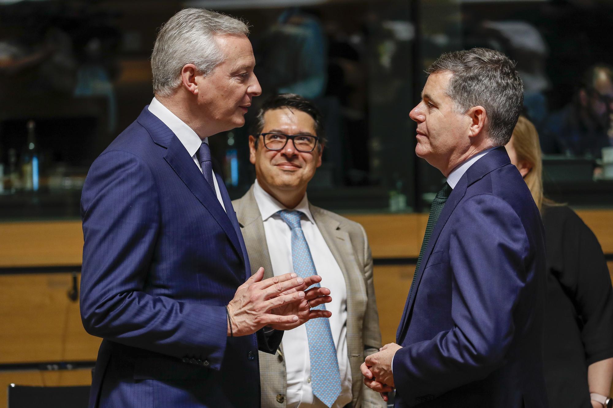 Ecofin Finance Ministers meeting in Luxembourg  Luxembourg (Luxembourg), 17/06/2022.- French Minister for Economy, Finance, Industry and Digital Security Bruno Le Maire (L), and President of the Eurogroup, Irish Finance Minister Paschal Donohoe (R), chat at the start of the Economic and Financial Affairs Council (ECOFIN) meeting in Luxembourg, 17 June 2022. (Luxemburgo, Luxemburgo)