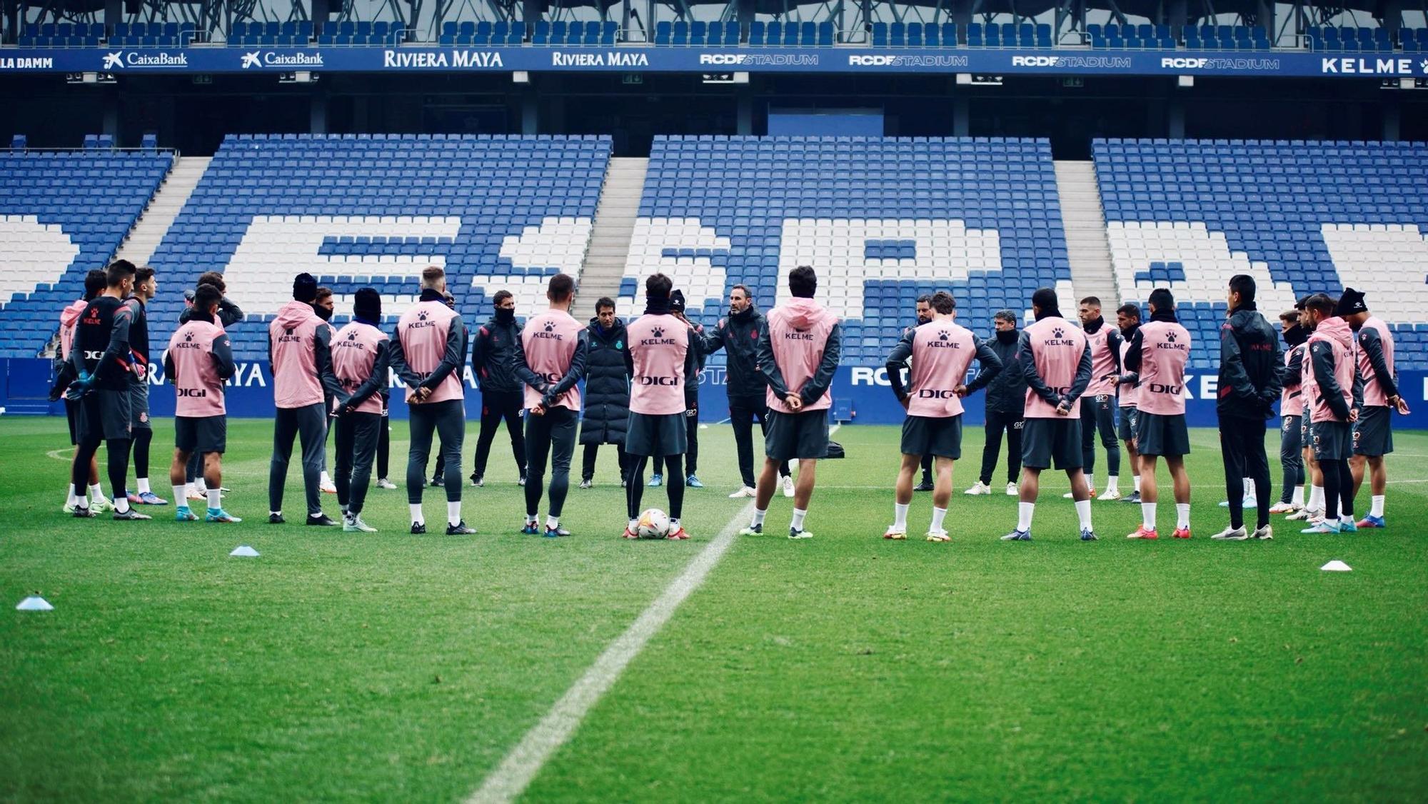 Vicente Moreno dirige un entrenamiento en el RCDE Stadium.