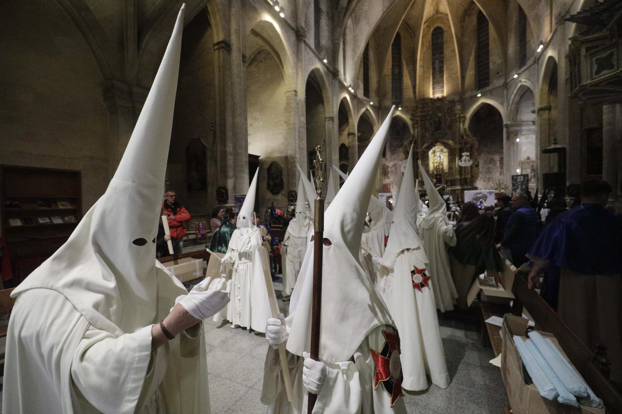 FOTOS | Miércoles Santo en Palma: El barrio de Sant Pere enmudece con la procesión de la Santa Creu