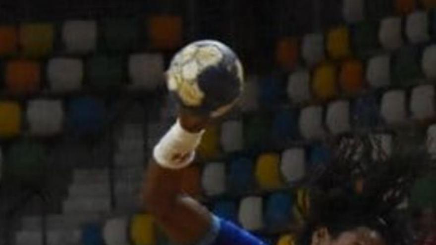 Gran triunfo (28-30) del Unión Financiera Balonmano Base Oviedo, que acaricia la permanencia