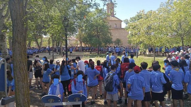 Los más de 450 jóvenes acamparon en una zona acondicionada por el ayuntamiento en el entorno de las piscinas.