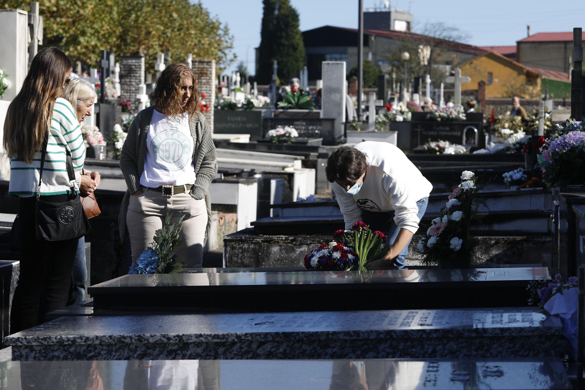 La celebración del día de Todos los Santos en el cementerio El Salvador de Oviedo.