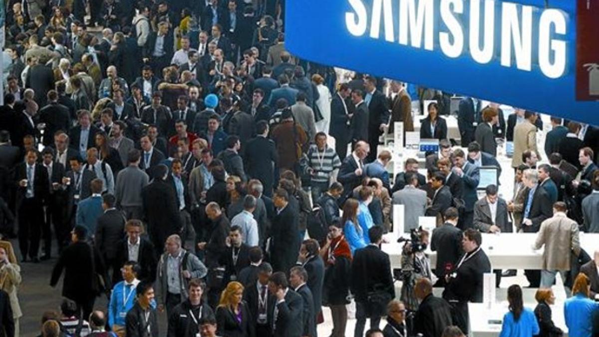 Asistentes al Mobile World Congress de Barcelona, ayer, en el recinto de Gran Via.