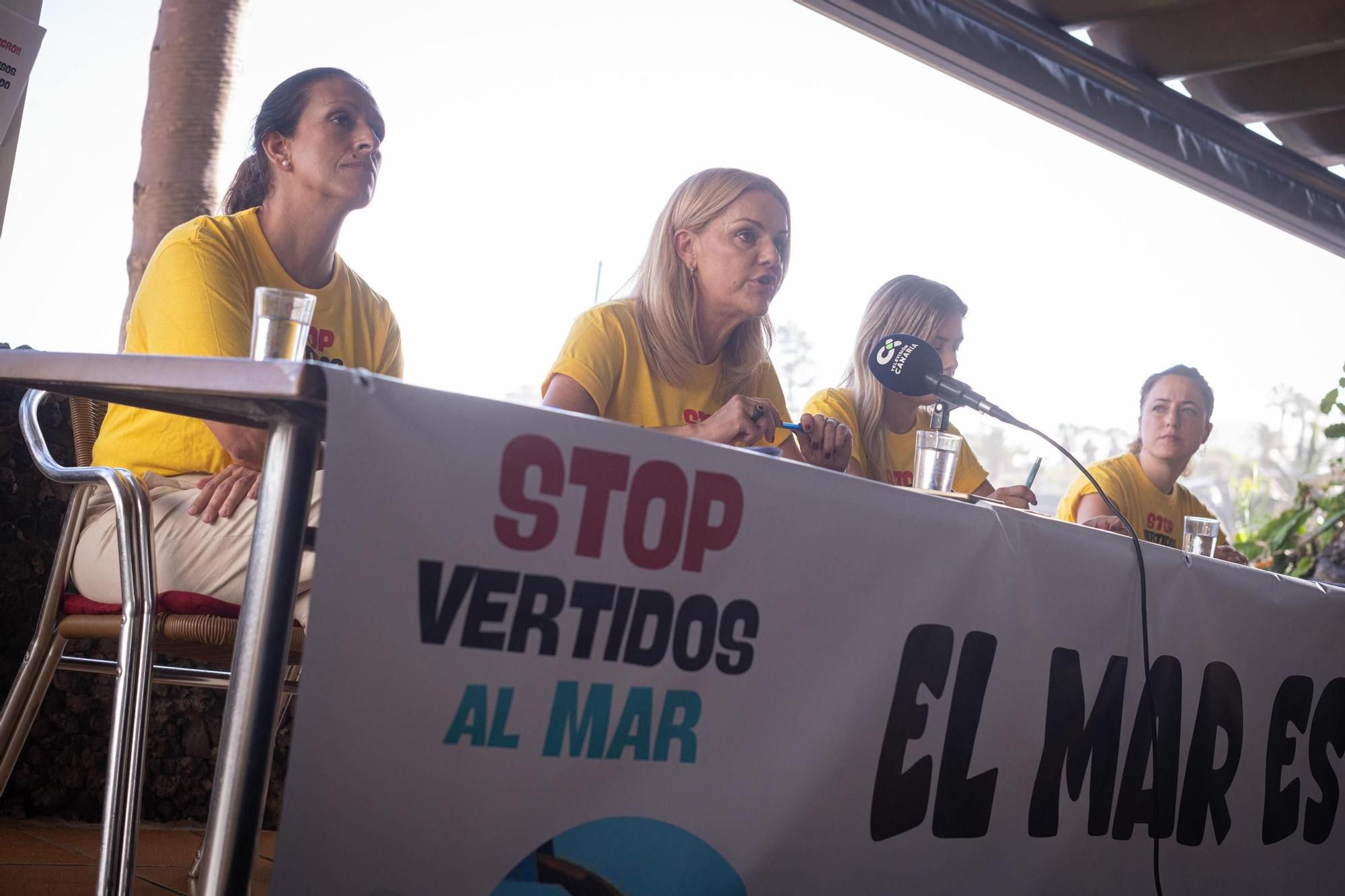 Vecinos y empresarios de Punta Brava muestran las irregularidades que han provocado el cierre de Playa Jardín