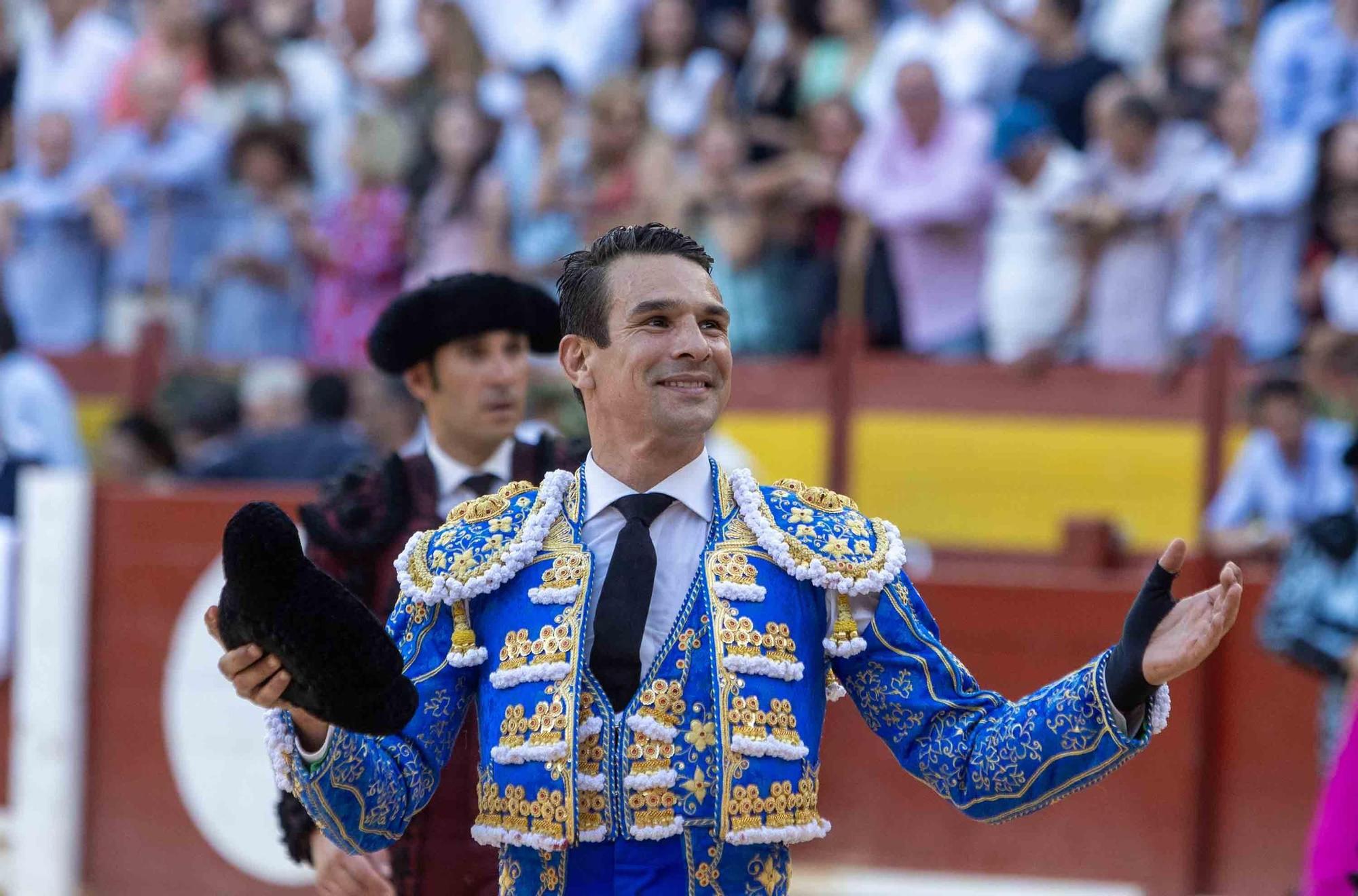 Manzanares culmina una de sus mejores tardes y sale a hombros en la Feria de Hogueras de Alicante 2025