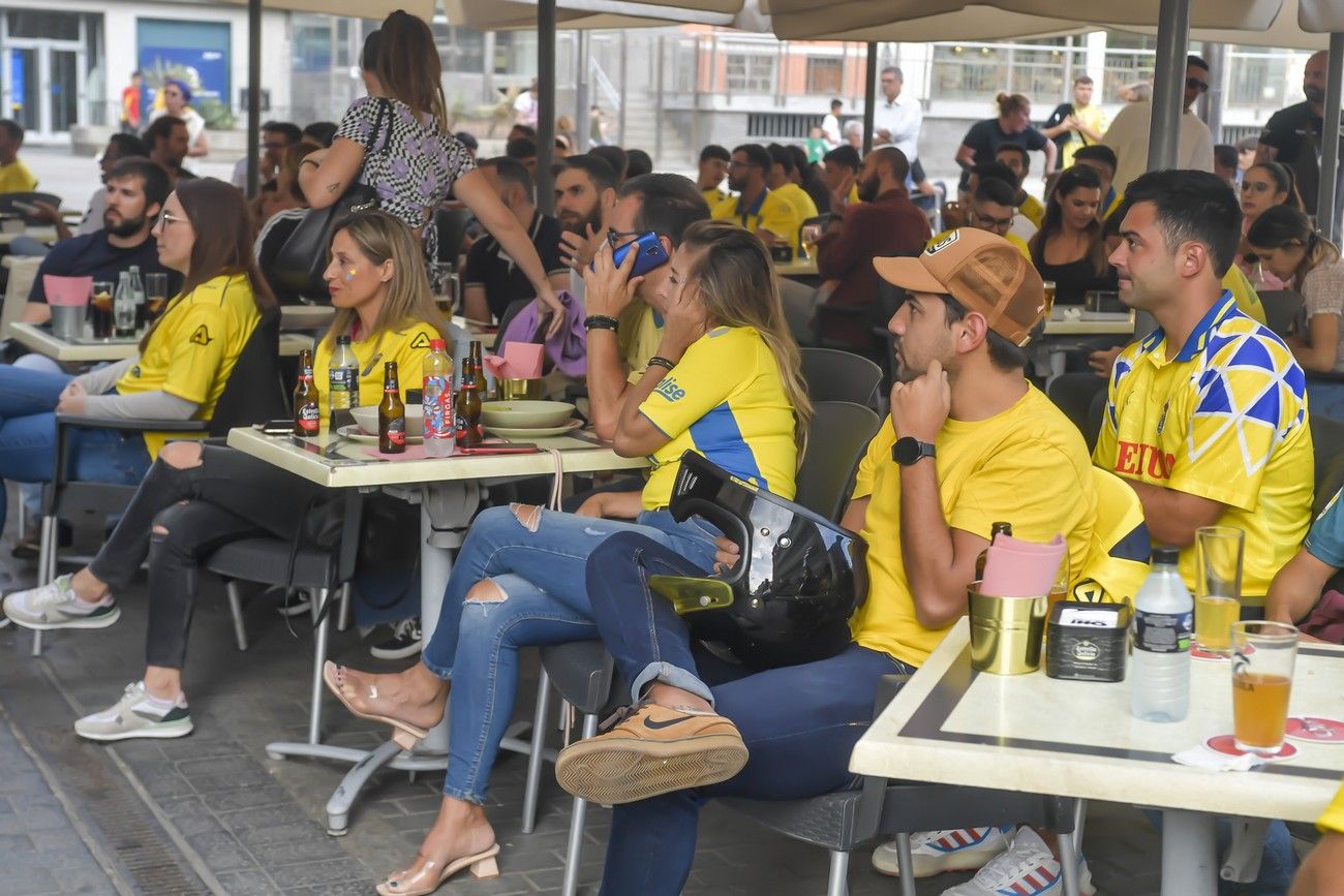 Aficionados de la UD ven la retransmisión del derbi canario en el Pilar