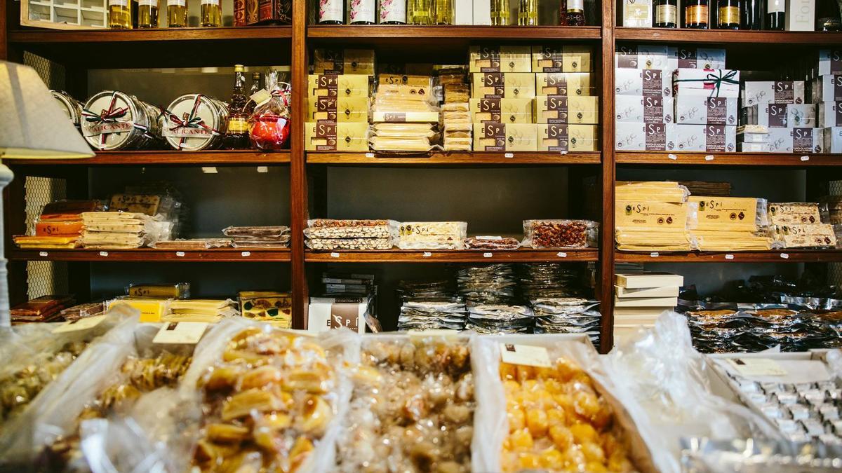 Esta tienda boutique, ubicada en pleno centro alicantino, es un santuario gastronómico que ofrece mucho más que el turrón artesanal por el que es conocido.