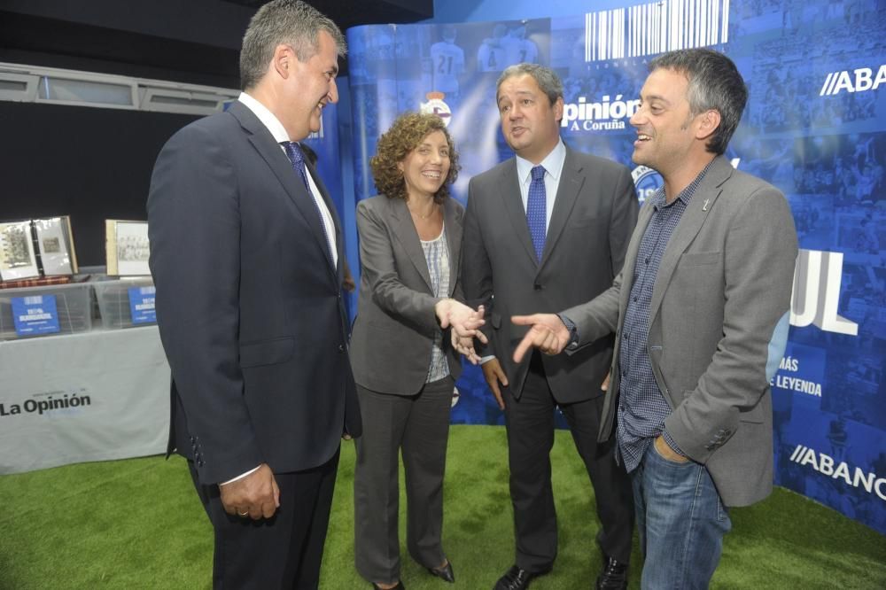 Arsenio, Beci, Manolete, Vicente, Manjarin, Manuel Pablo, Mosquera, Tino y Lendoiro, que por primera vez desde su salida volvió al estadio, entre los asistentes de 110% BLANQUIAZUL.