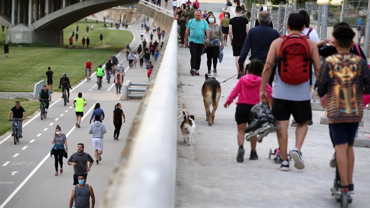 Numerosos deportistas en el Parque Fluvial del Besòs, en Santa Coloma de Gramenet.