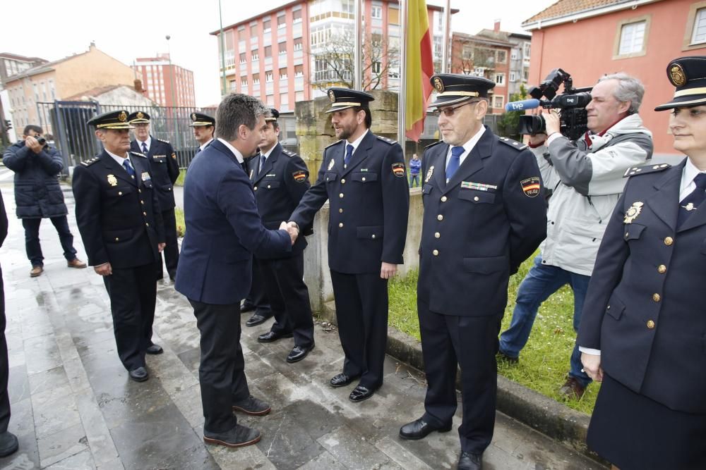 Visita del director general de la Policía, Gabino de Lorenzo y el Jefe Superior de la Policía de Asturias a la comisaría de Policía Nacional de Avilés