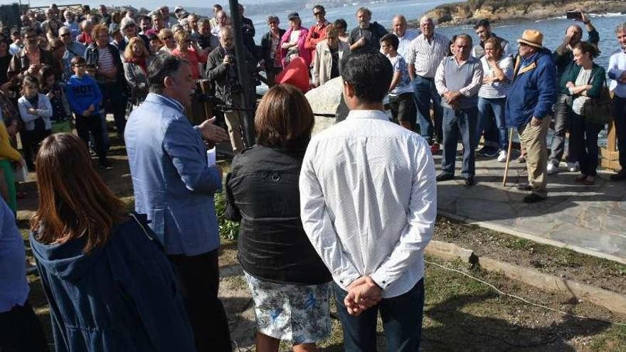 Oleiros inaugura un paseo marítimo de 700 metros entre Santa Ana y Canide