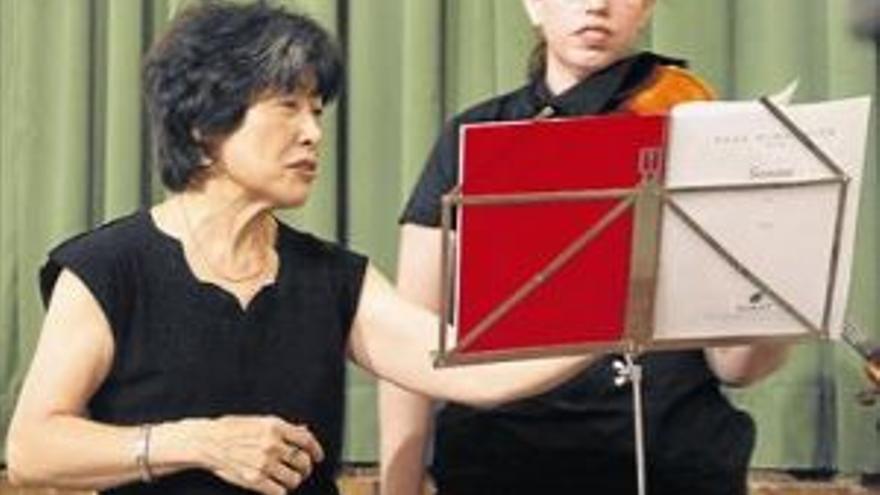 La japonesa imai imparte clases de la viu de violín