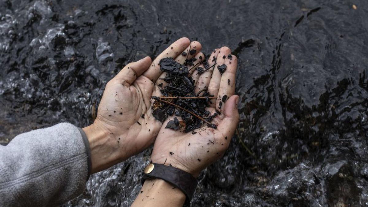 Cenizas mezcladas con el agua del embalse. |