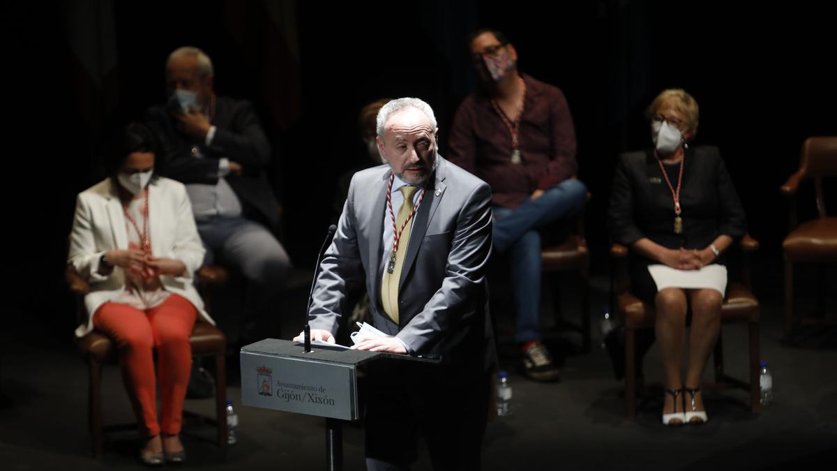 Entrega de honores y distinciones de Gijón en el teatro Jovellanos