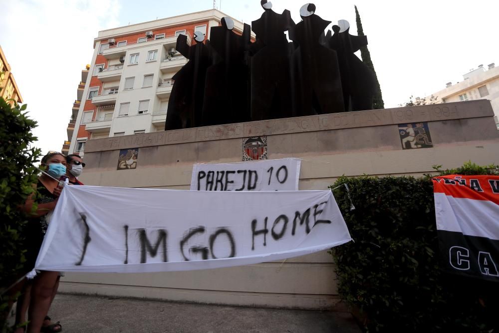 Protesta de los aficionados del Valencia CF contra de Meriton y Peter Lim