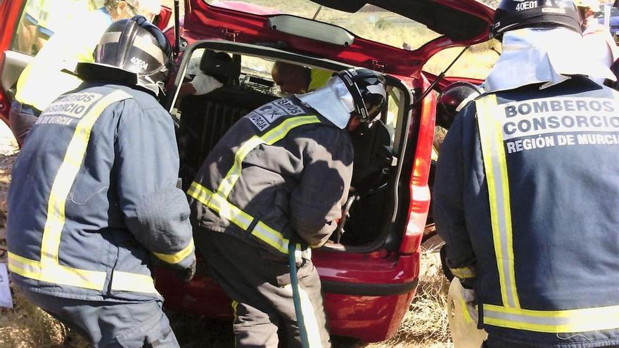 Herida una mujer tras volcar con su turismo en Lorca