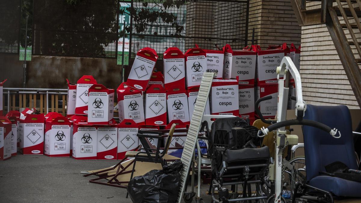 Imagen de archivo con cajas, basuras, andadores y otros elementos tomada en la residencia de Altabix