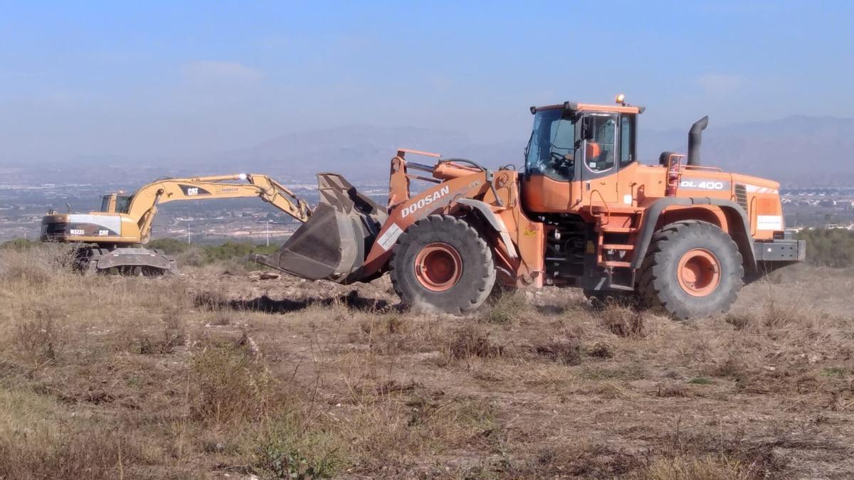 Una de las grúas durante los movimientos de tierras en 2023