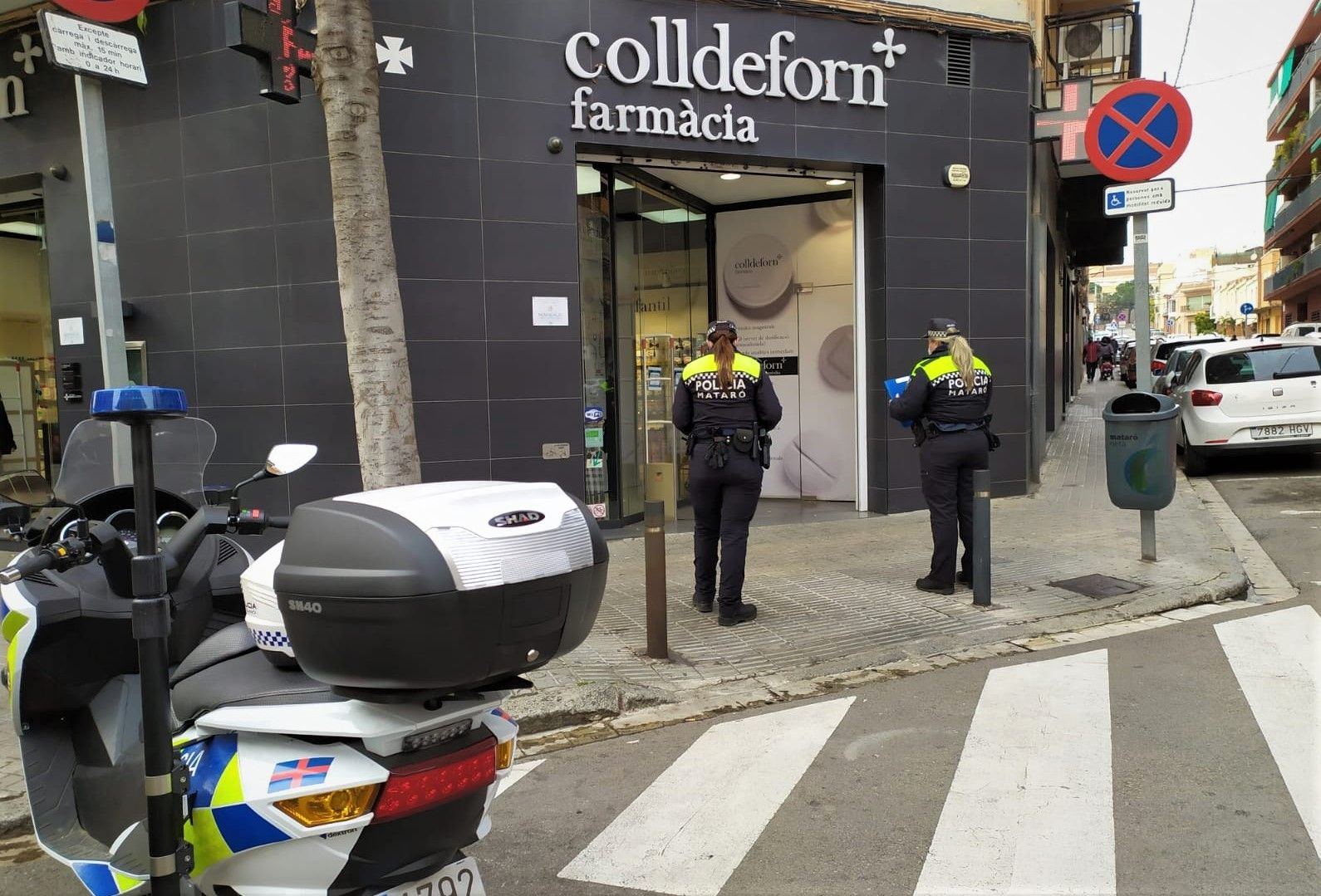 Dos agentes de la Policía Local de Mataró frente a una farmacia de la ciudad.