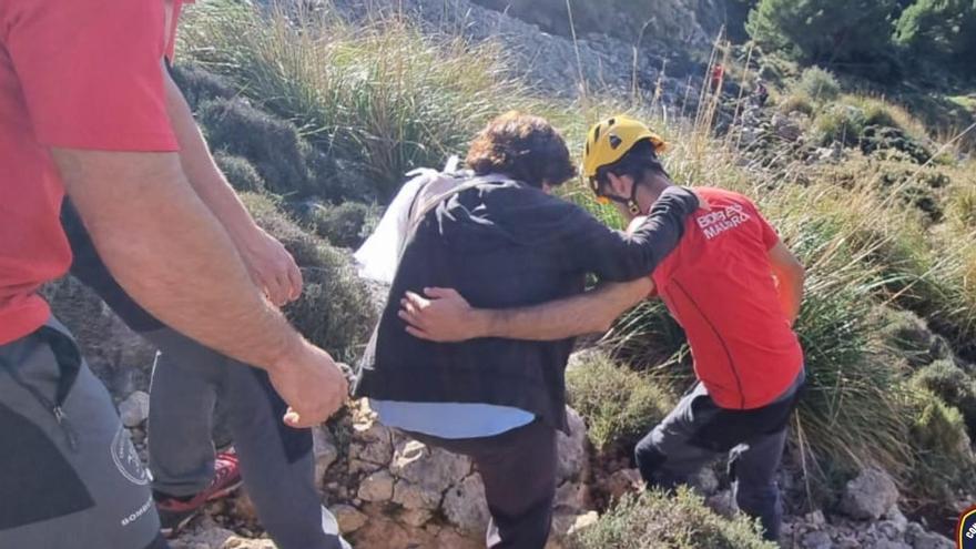 Bomberos de Mallorca rescatan a una mujer con una fractura de muñeca en el Coll des Cards