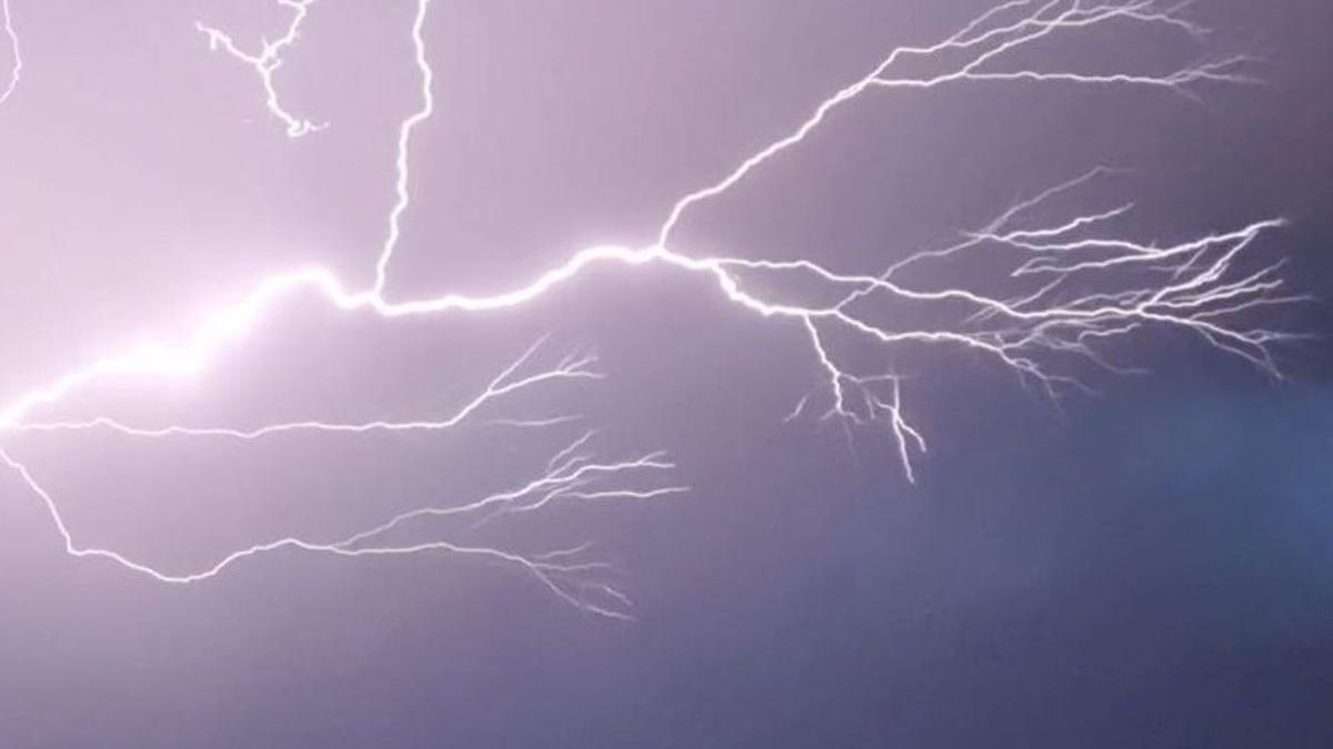 Rayos durante una tormenta en Moncofa