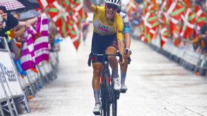 Joâo Almeida, de amarillo, gana la última etapa de la Itzulia por delante de Enric Mas.