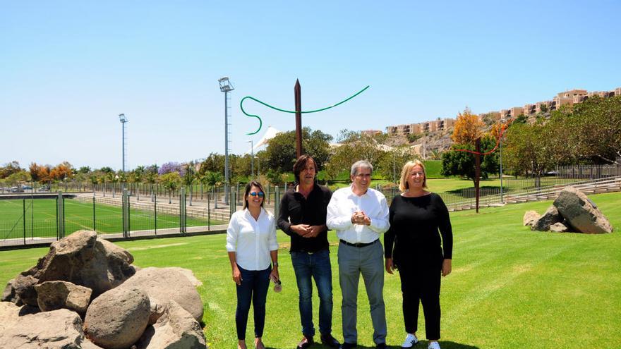 El alcalde visita junto al artista Paco Sánchez el conjunto escultórico Las Agujas instalado en el entorno del ParqueSur.