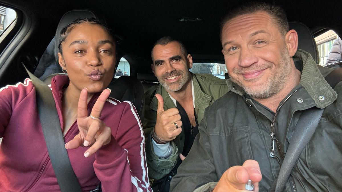 Antonio González, con Tom Hardy y Jasmine Jobson