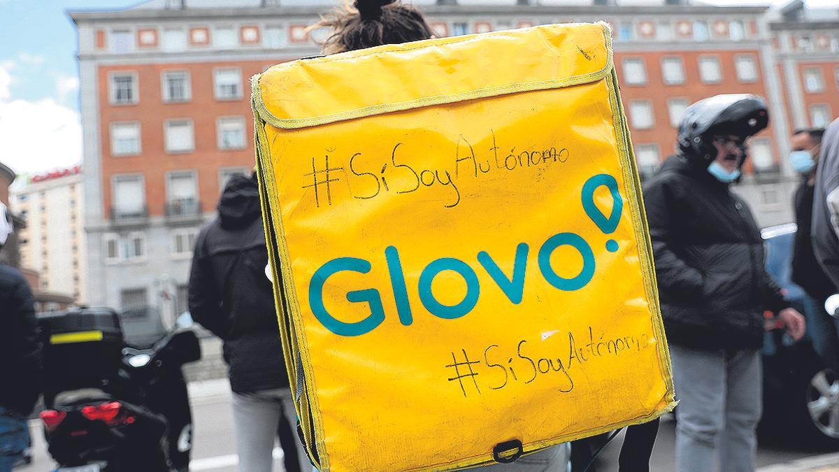 Mochila de Glovo durante una protesta por sus derechos