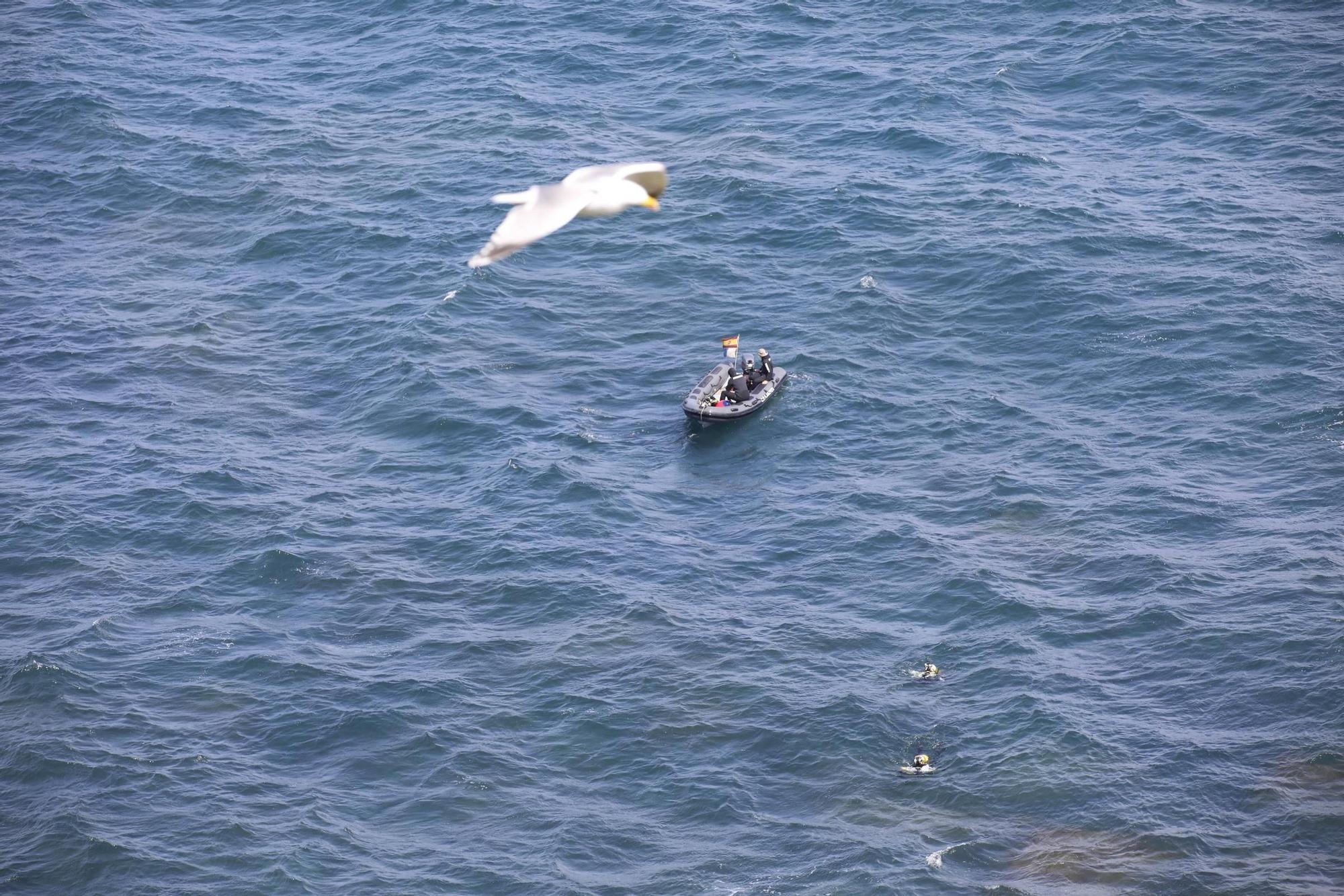 En imágenes: Así fueron las labores de desactivación de tres obuses en la costa de Gijón
