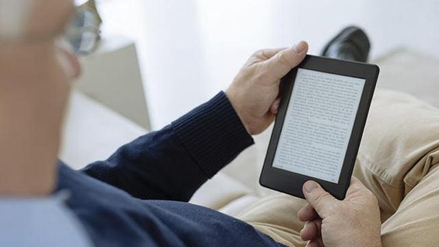 Un hombre lee un 'ebook'.