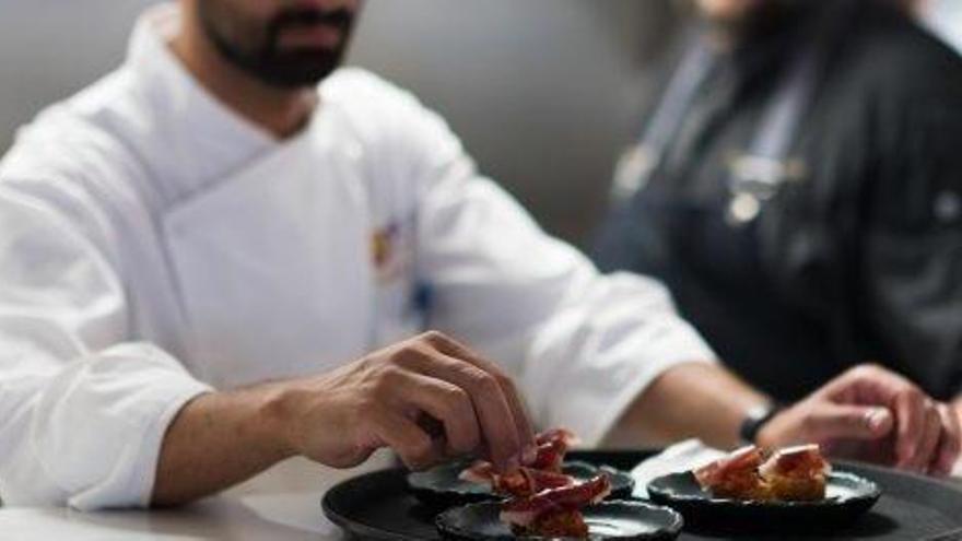 Un cocinero de uno de los hoteles de lujo de la isla.