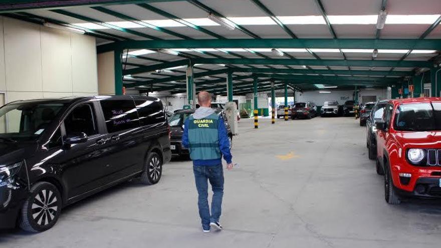 Von einem Parkplatz-Anbieter abgestellte Pkw in einer bei Palma von der Guardia Civil inspizierten Halle.