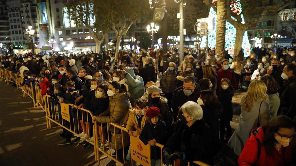 Aglomeraciones en la plaza del Ayuntamiento de València para ver a los Reyes Magos