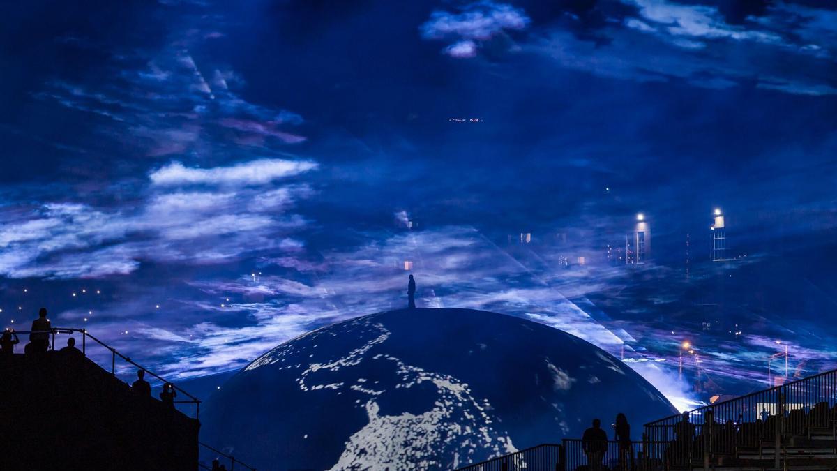 Kanye West, en Tirana, Albania, sobre su particular escenario en  un concierto celebrado el 11 de julio de 2026.
