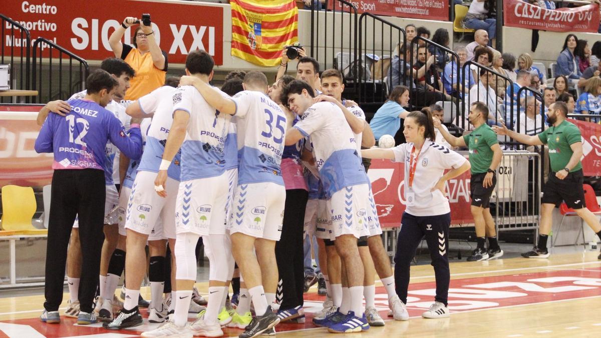 Los jugadores se reúnen en un tiempo muerto, durante el duelo de ida ante Proin Sevilla