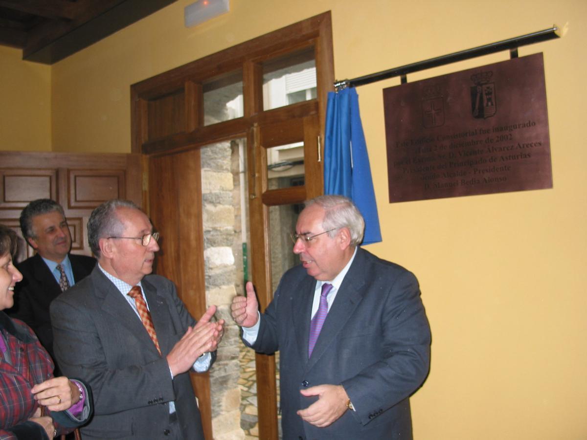 Bedia con Vicente Álvarez Areces en la inauguración de la reforma del consistorio naviego.