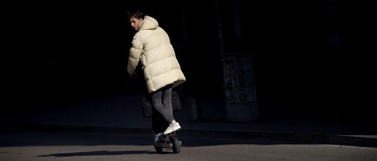 Una persona circula en patinete eléctrico por el centro de Madrid.
