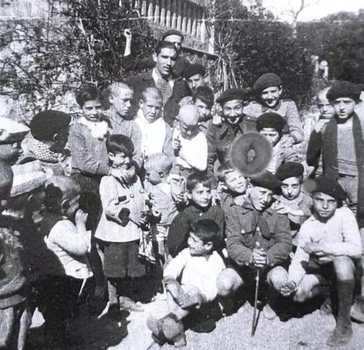 Els infants davant la Residència.