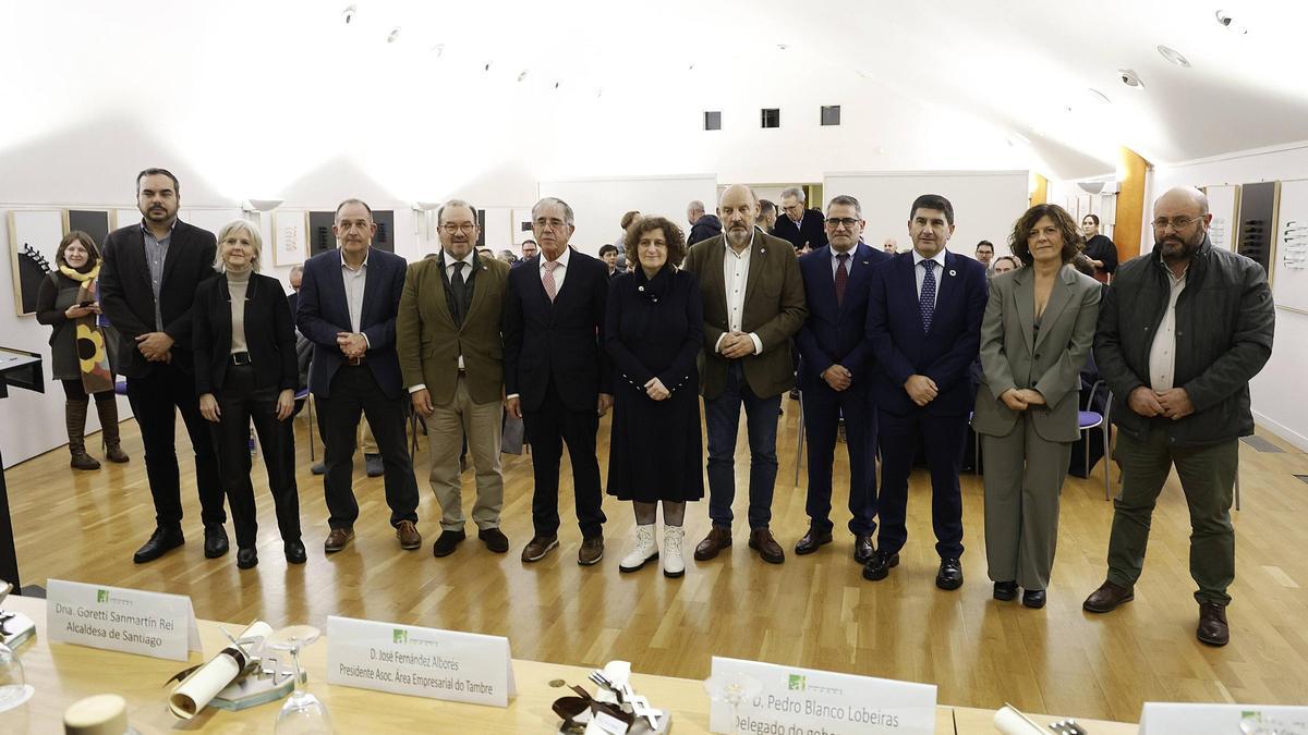 José Ramón González Couselo, de Gall-Esteril (e.); Covadonga Toca, Manuel García Pombo, de Grupo Teleco; Antonio López, José Luis Paderne, de AD Grupo Regueira; Goretti Sanmartín, José Fernández Alborés, Manuel Bolaño, de AD Grupo Regueira; Pedro Blanco, Rosa Ana García e Ramón Figueroa, de TVH Parts, durante o acto.