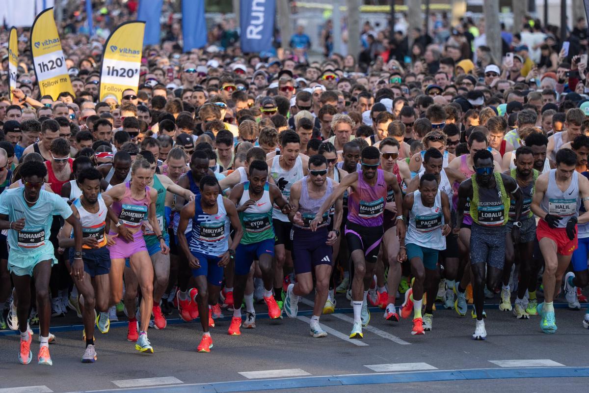Los deportistas de élite, en la salida de la media maratón.