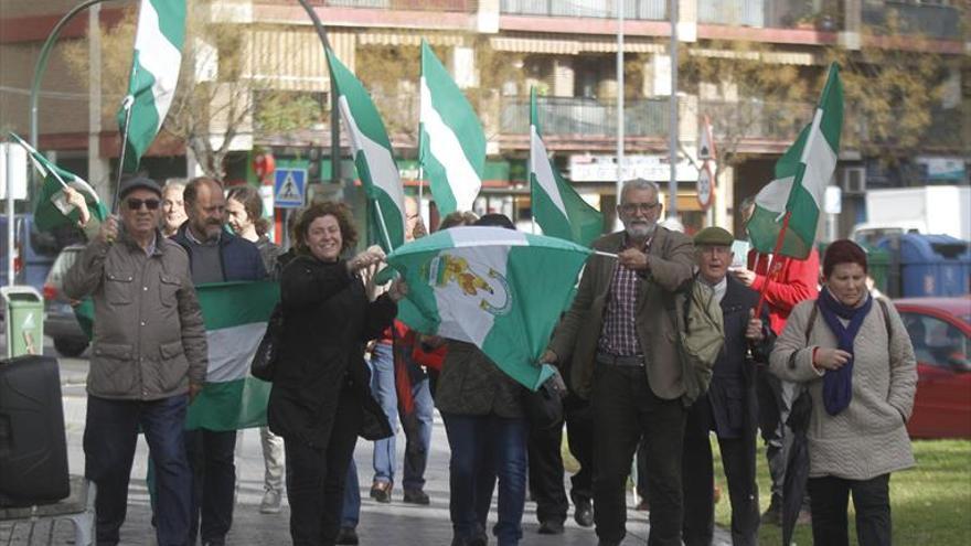 Homenaje al pueblo andaluz con la colocación de una bandera