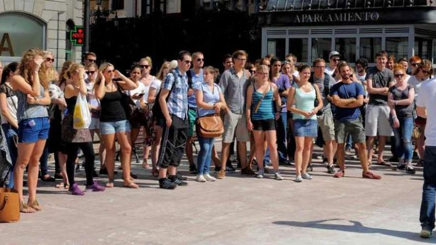 Un grupo de estudiantes universitarios extranjeros del programa &quot;Erasmus&quot;, ayer, en la plaza de la Escandalera.