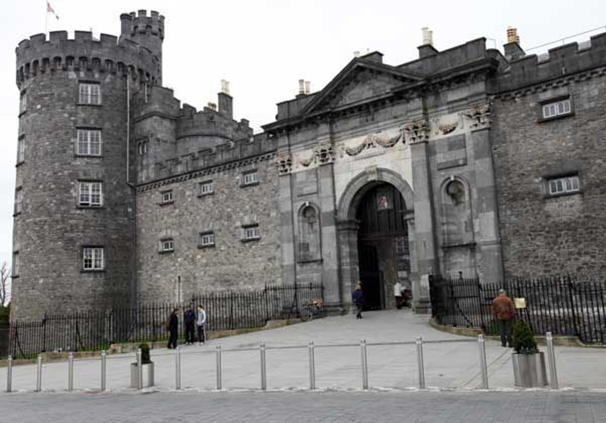 Construido sobre un promontorio, el Castillo de Kilkeny domina la ciudad en la orilla del río Nore.